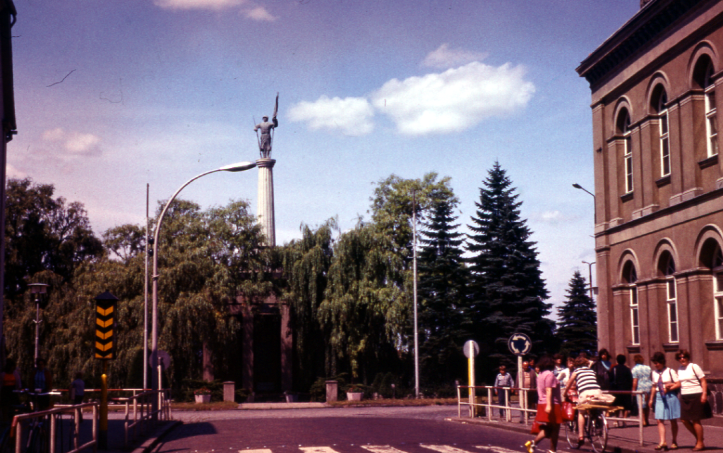 Sowjetisches Ehrenmal von der Strelitzer Straße aus gesehen (1975) - Wikipedia (gemeinfrei)