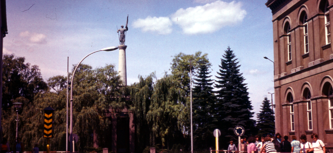 Sowjetisches Ehrenmal von der Strelitzer Straße aus gesehen (1975) - Wikipedia (gemeinfrei)