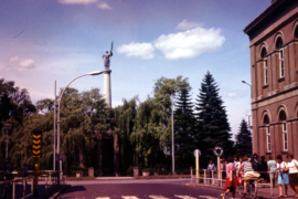 Sowjetisches Ehrenmal von der Strelitzer Straße aus gesehen (1975) - Wikipedia (gemeinfrei)